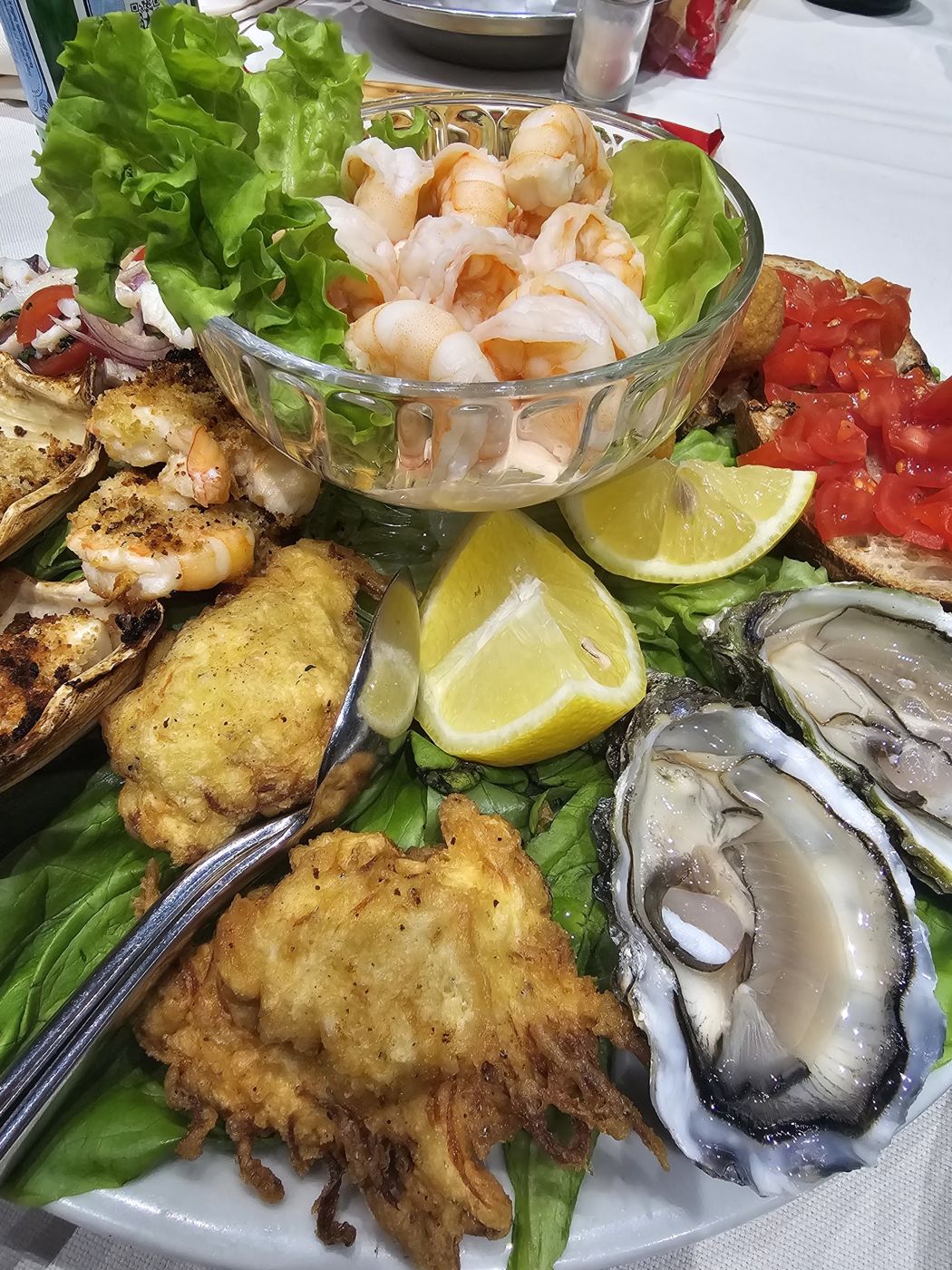Antipasto di mare con ostriche e gamberi