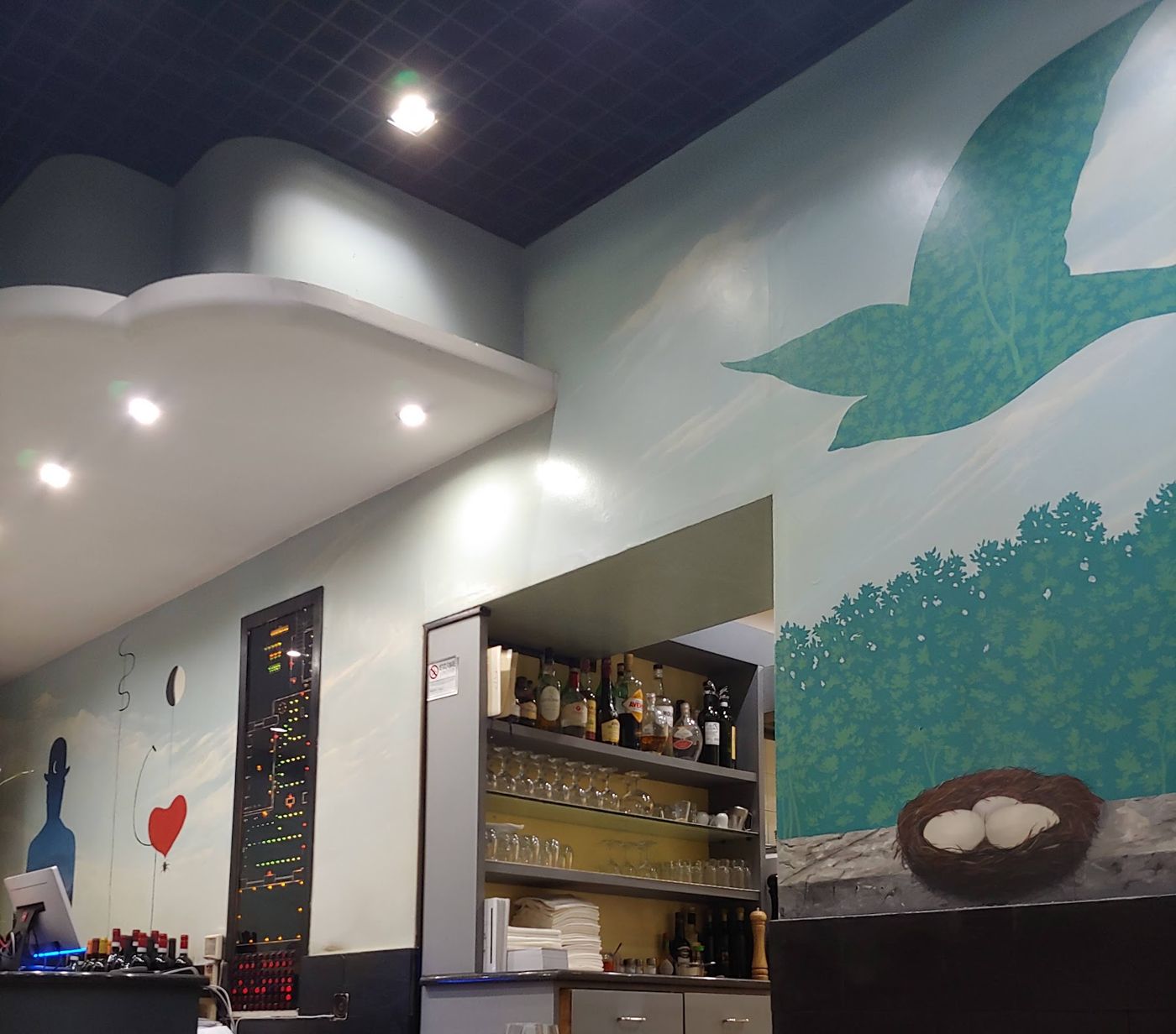 Il murale ispirato a Magritte con la colomba