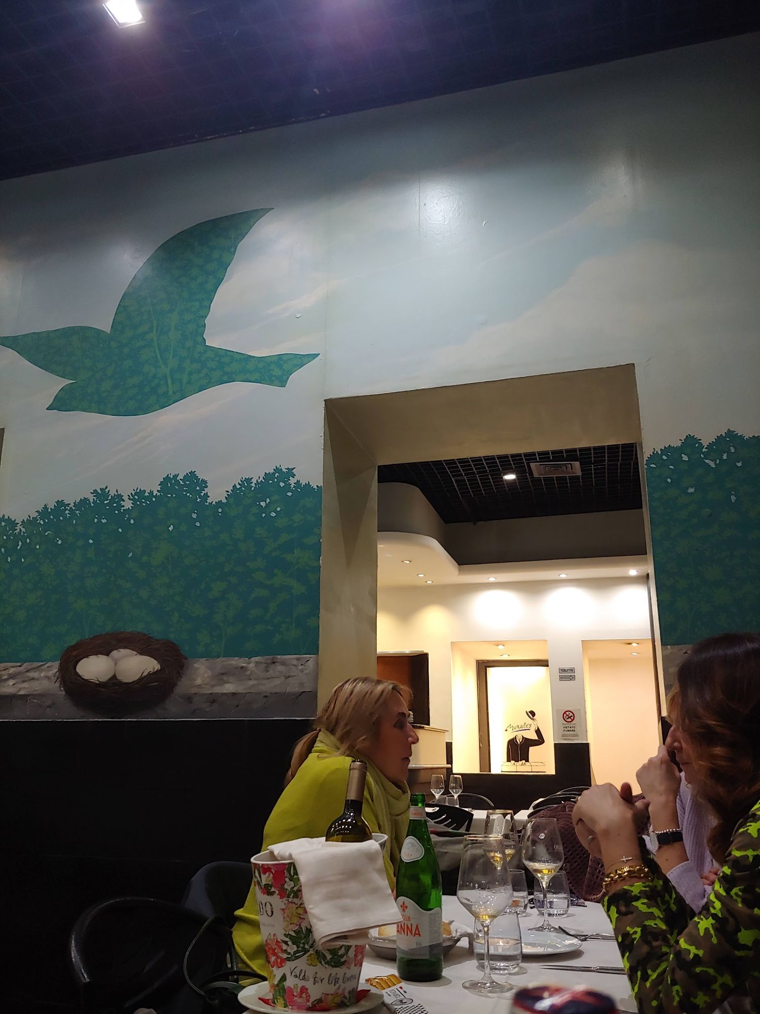 Il murale ispirato a Magritte nella sala
